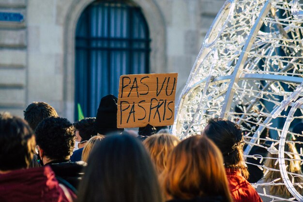 Foto persone che protestano in città