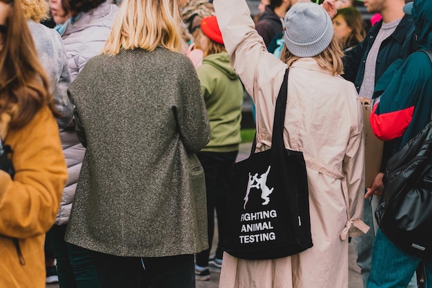 동물 학대에 반대하는 거리에서 시위하는 사람들. 여자는 "동물 실험과의 싸움"이라는 문구가 적힌 검은색 천 가방을 들고 있습니다. 동물을 저장합니다. 잔인하지 않습니다. 자유. 동물 권리 시위. 랠리. 3 월