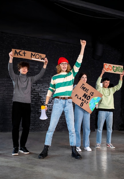 Foto persone che protestano insieme a tutto campo