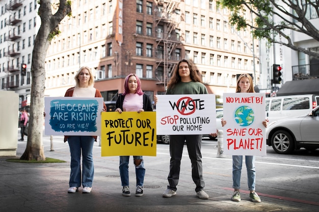 Foto persone che protestano con il cartello in città per la giornata mondiale dell'ambiente