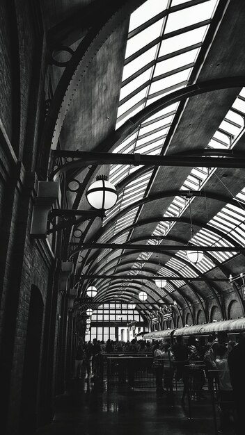 Foto persone alla stazione ferroviaria nel mondo magico di harry potter