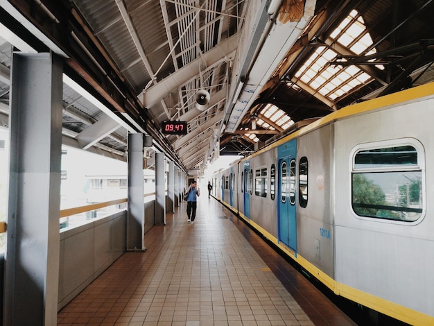 鉄道駅の人々