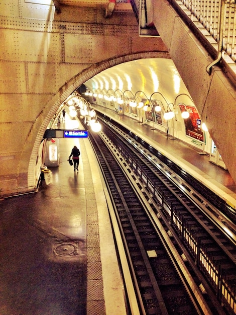 Foto persone alla stazione ferroviaria