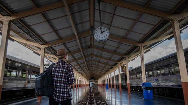 Foto persone alla stazione ferroviaria