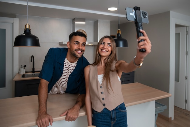 Foto persone che registrano il loro tour della casa