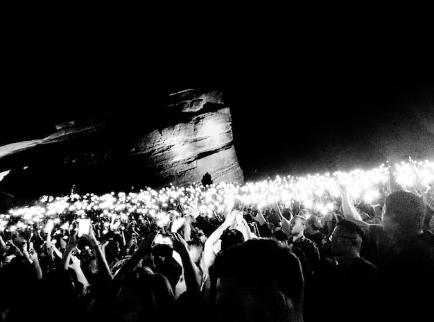 Foto persone all'anfiteatro red rocks durante la notte