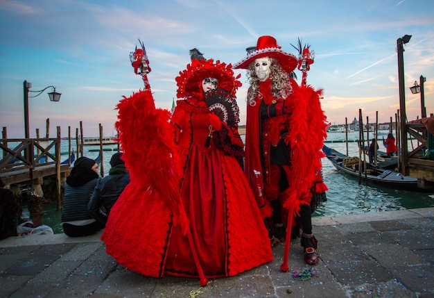 Foto persone in tempio rosso contro il cielo