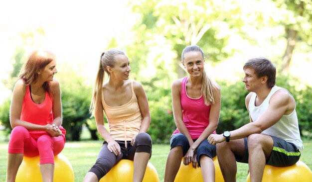 Photo people relaxing after workout in a park