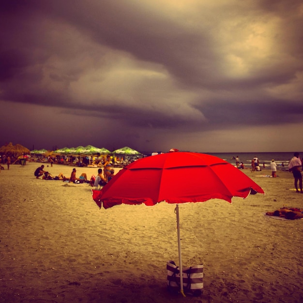 Foto gente che si rilassa sulla spiaggia