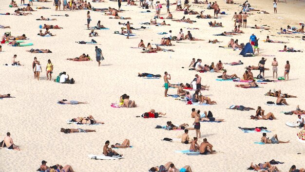 Foto gente che si rilassa in spiaggia