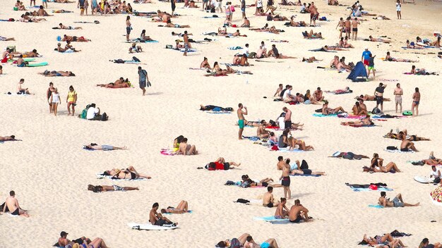 Photo people relaxing at beach