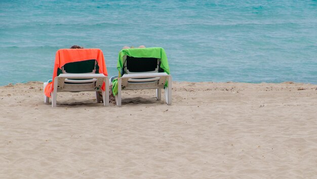 사진 해변 의 의자 에서 휴식 하는 사람 들