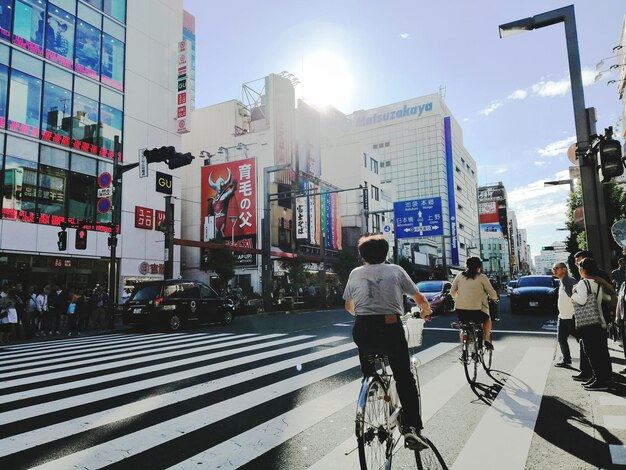 写真 市街道で自転車に乗っている人々