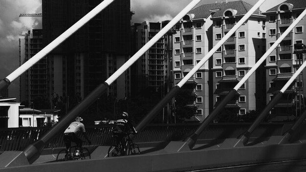 写真 都市の道路で自転車に乗っている人々