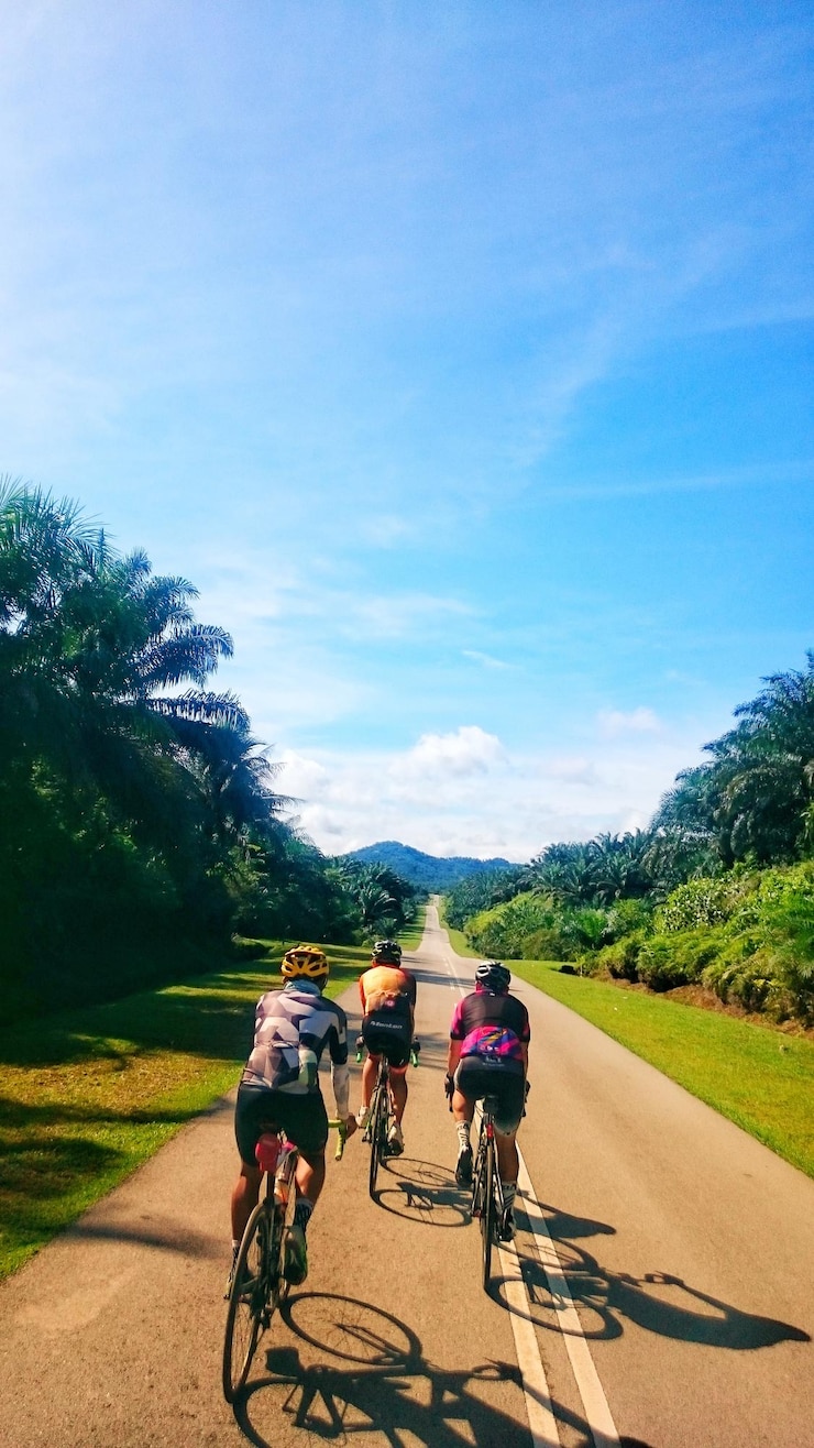Photo 空に向かって道路で自転車に乗っている人々