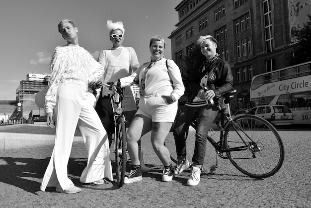 Foto persone in bicicletta sulla strada in città