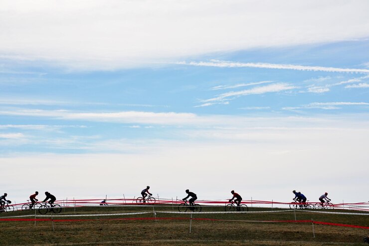 Photo 空に向かってフィールドで自転車に乗っている人々