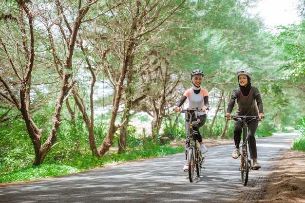 Photo people riding bicycles on road