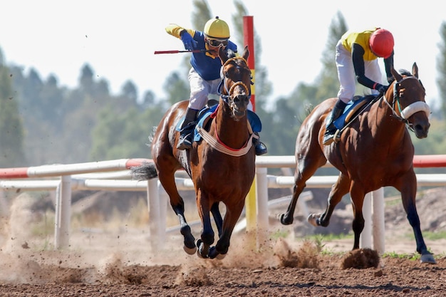 Photo people riding horses on dirt road