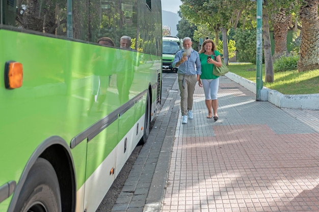 Foto gente sulla strada in mezzo agli alberi