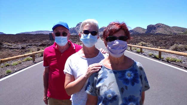 Photo people in a row with protective face mask standing on road