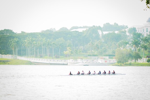 사진 강 에서 배 를 타고 rowing 하는 사람 들