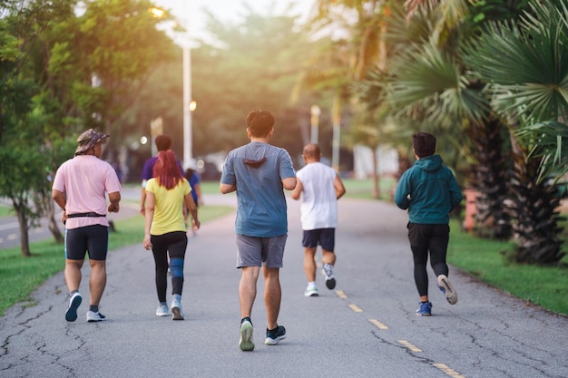 Persone che corrono nel parco cittadino