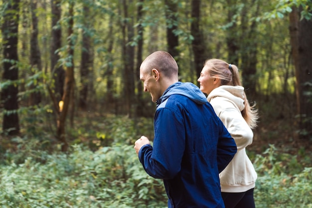 люди бегают в лесу молодой мужчина и женщина бегают трусцой в парке