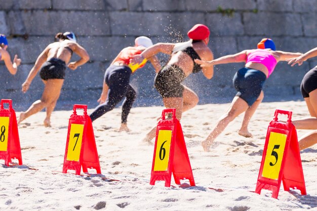 Photo people running on sand at beach