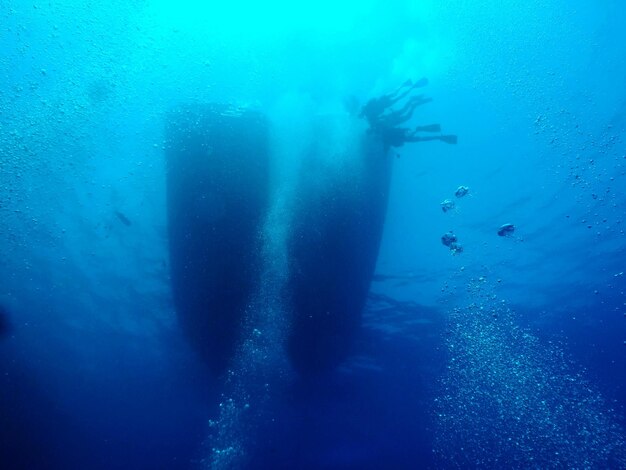 Foto persone che si tuffano sottomarini