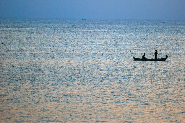 晴れた空の向こうの海の人々