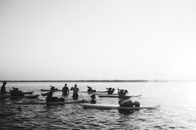 Photo people in sea against clear sky