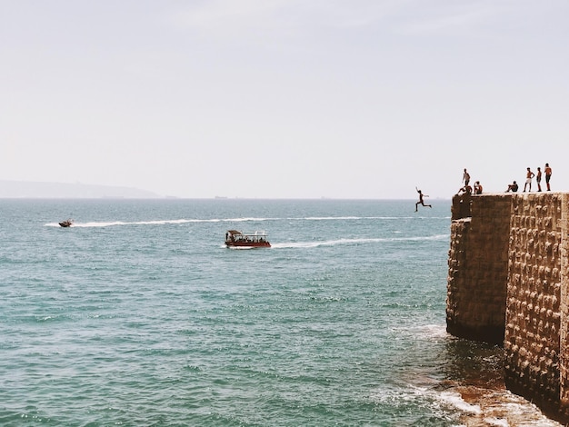 Foto gente al mare contro un cielo limpido