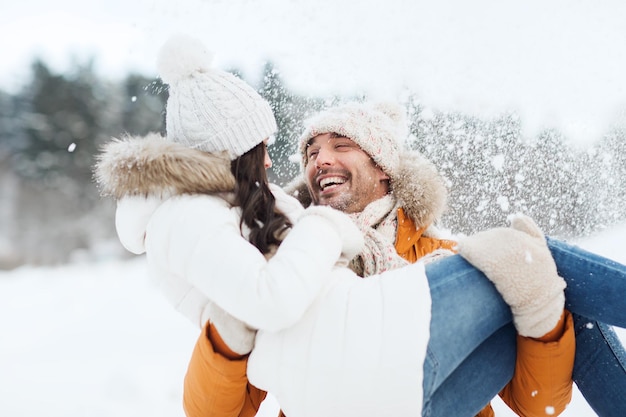 люди, сезон, любовь и концепция отдыха - счастливая пара на открытом воздухе зимой