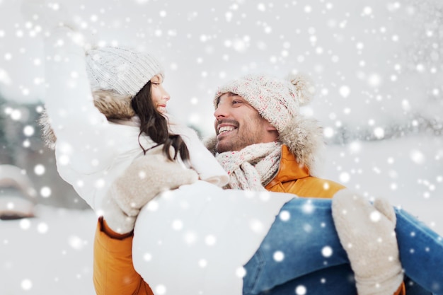 Foto concetto di persone, stagione, amore e tempo libero - coppia felice all'aperto in inverno