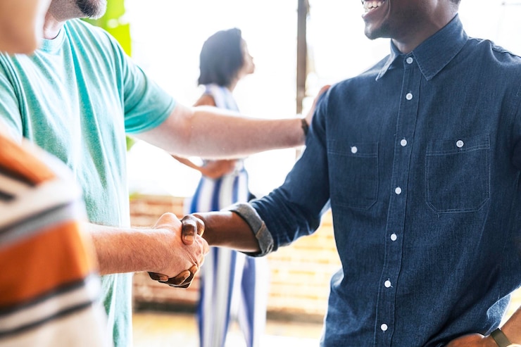Photo people shaking hands in a meeting