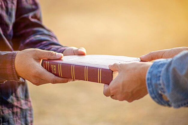 写真 人々 は 聖書 を 友人 たち と 共有 し て い ます