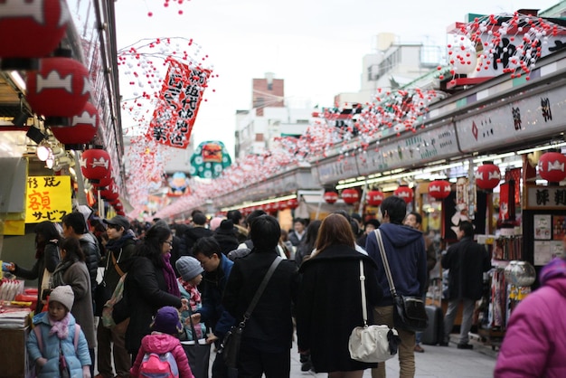 写真 街の市場で買い物をする人々