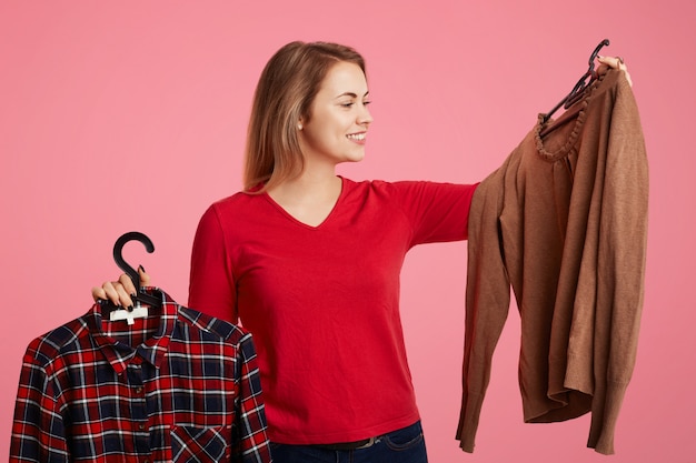 Foto concetto di persone, shopping e scelta.