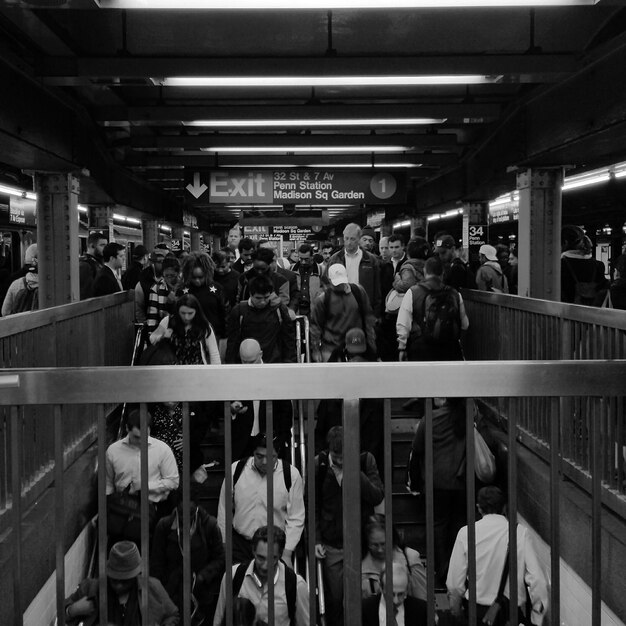 Photo people in shopping mall