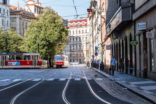 Foto gente sul marciapiede in città