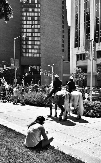 Photo people on sidewalk in city