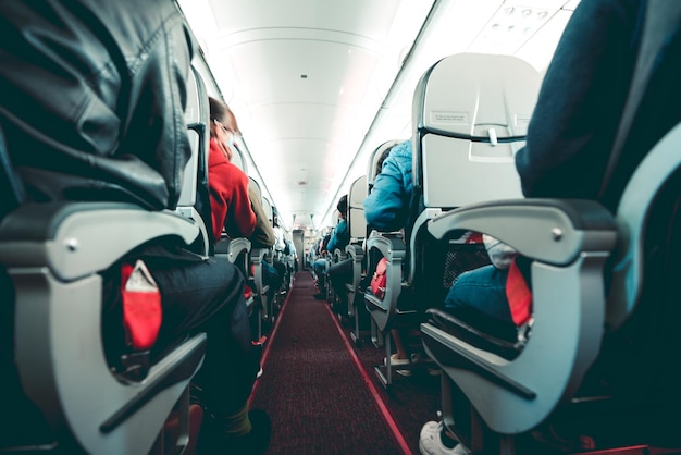 Photo people sitting in airplane