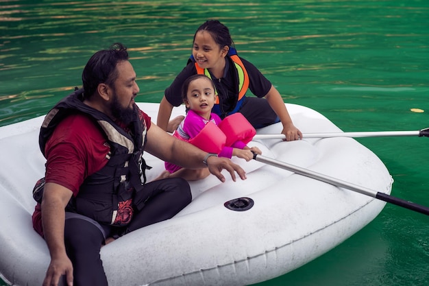 Photo people sitting on boat in water