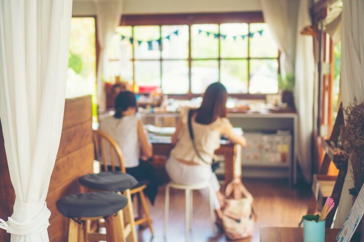 Photo 窓のそばの椅子に座っている人々