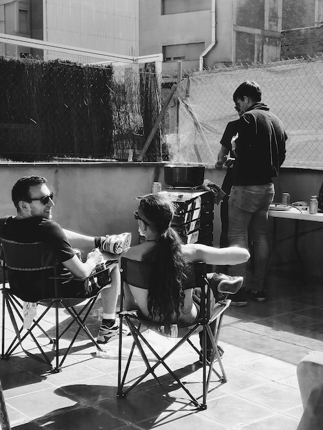 Photo people sitting on chair at table