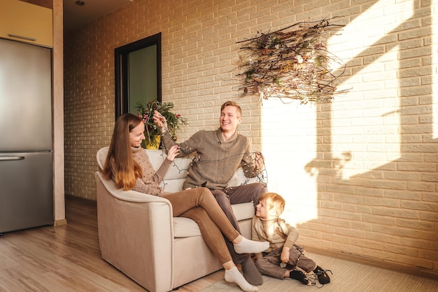 Photo people sitting on floor at home