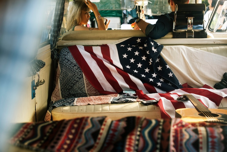 Photo 後部座席にアメリカの国旗と前席に座っている人