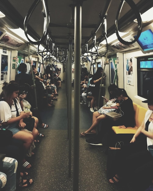 写真 電車に座っている人々