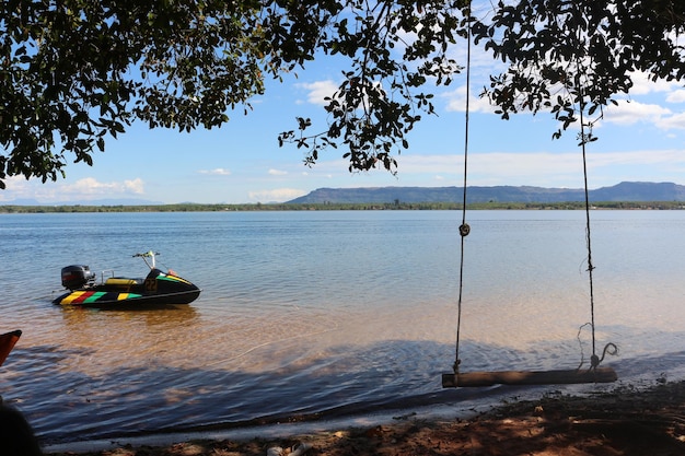 Foto gente seduta sul lago contro il cielo